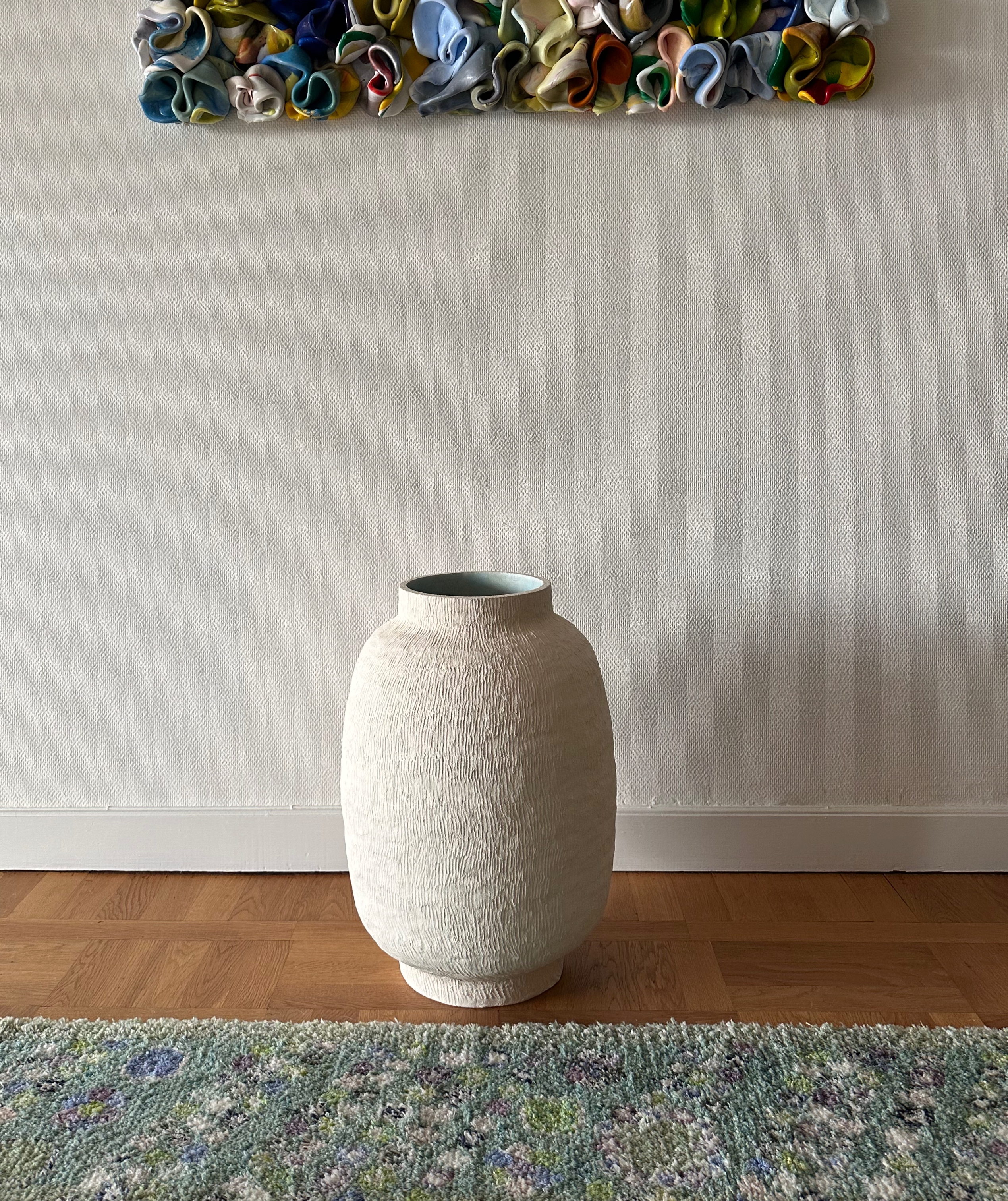 Stor vit med turkos insida